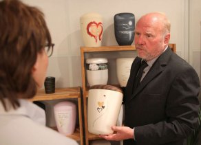 Peter Dewald zeigt einen Teil des Urnensortiments