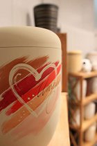 Wir halten immer fast 100 Urnen zur Auswahl bereit